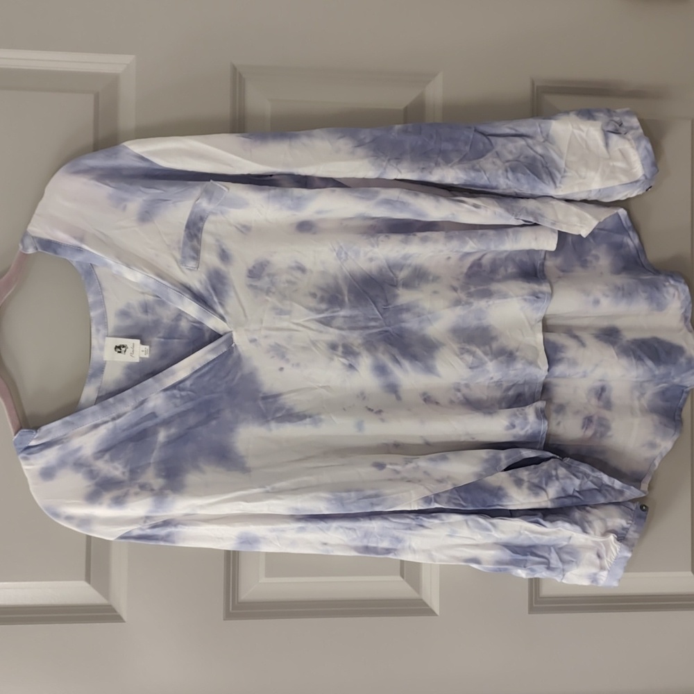 Blue tie dye V neck button tie sleeves with tail by Flawless size small